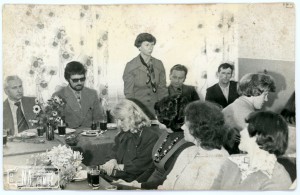 1977. Dzień nauczyciela, świetlica szkolna w Radwanicach. Od lewej Jan Bury, Bolesław Kocwa, ?, Andrzej Adamek, Ryszard Bryś, Marian Kobzda